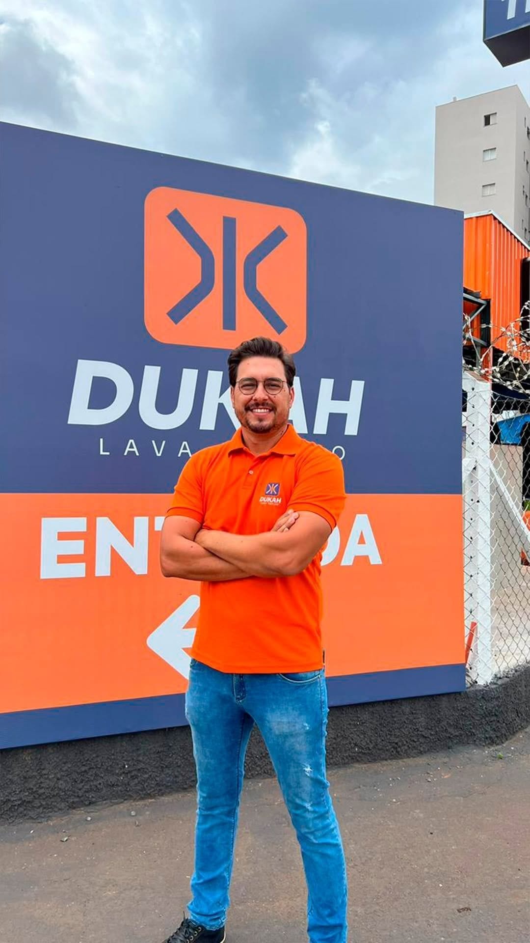Kalebe Darini, fundador do Dukah, em frente à unidade